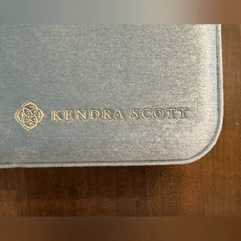 🩷 KENDRA SCOTT MATTIE VELVET JEWELRY BOX 🩷